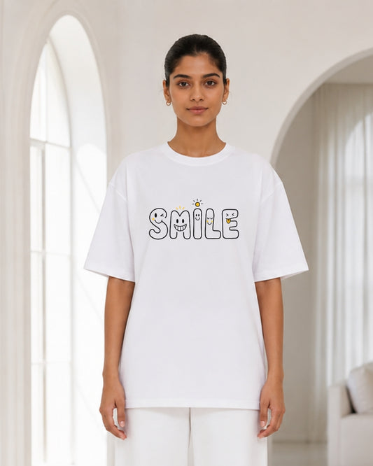 Women's Oversized White "SMILE" Graphic T-Shirt – Cute Minimalist Typography Aesthetic Tee